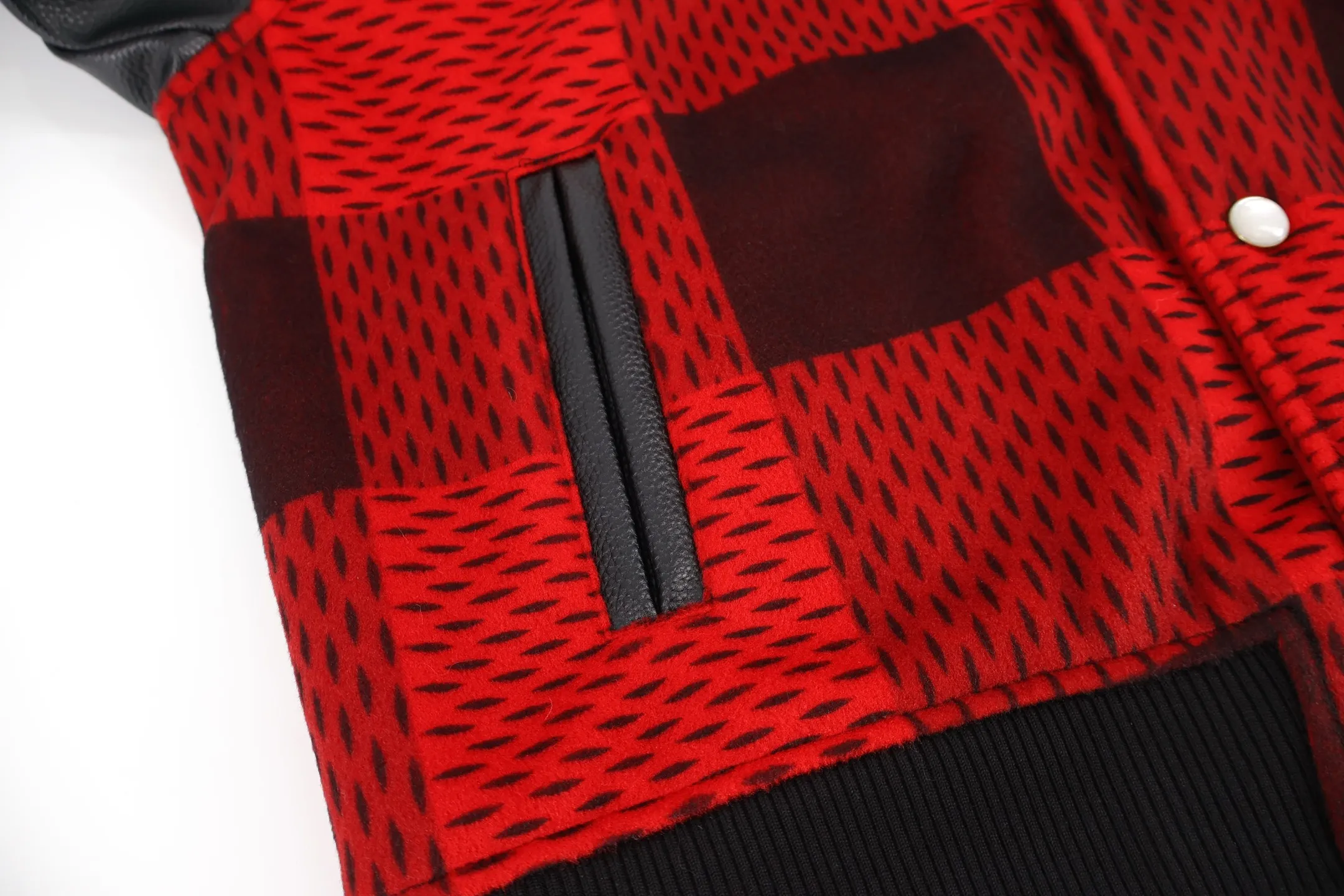 🅿️760 1v red checkerboard patchwork leather baseball jacket. Contrasting tension red and black checkerboard fabric + matte black leather sleeves. The roughness of the retro checkered pattern and the coolness of the leather collide with the visual sharpness, making the appearance a focal point. The "MARCQUES LOUIS VUITTON" logo on the chest hides the brand's genes, and the pearl white buttons are the finishing touch, and there is sophistication hidden in the looseness. Style adaptation: loose dropped shoulders + short tailoring, which can not only create a casual look on the street, but also bring out a neat aura, and is suitable for all daily/commuting/light social scenarios. Size:46-48-50-52